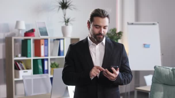 Young Bearded Man Smartphone Showing Yes Gesture While Standing Office — Video Stock