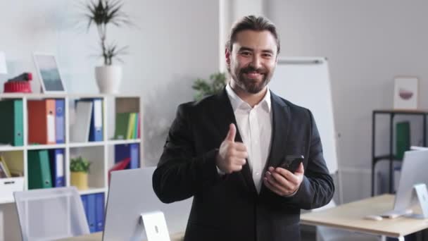 Caucasian Man Formal Suit Looking Smartphone Screen Breaking Smile Bearded — Videoclip de stoc