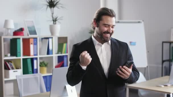Portrait Excited Office Worker Receiving Good News Mobile Phone Shaking — Stock videók