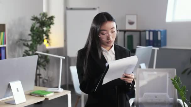 Beautiful Office Worker Eyeglasses Black Suit Writing Clipboard While Standing — Vídeo de Stock