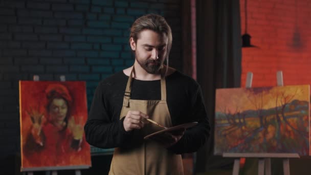 Happy Bearded Man Protective Brown Apron Blending Various Colors Art — Vídeo de Stock
