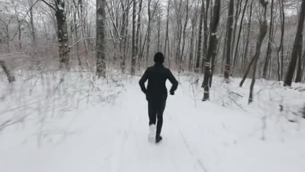 Caucasian Male Athlete Wearing Warm Active Clothes Having Trail Running — Video Stock