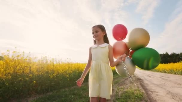 Całkiem Kaukaska Dziewczyna Letniej Żółtej Sukience Spacery Wsi Kolorowe Balony — Wideo stockowe