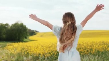 Kollarını uzatıp sarı yaz tarlalarının arasında dönen neşeli genç kız. Sevimli çocuk temiz havada tasasız çocukluğunun tadını çıkarıyor. Özgürlük kavramı.