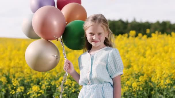 Portret Uroczej Dziewczynki Letniej Sukience Uśmiechniętej Patrzącej Kamerę Stojącej Wśród — Wideo stockowe