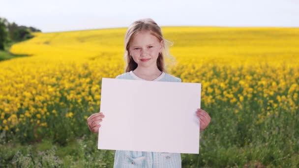 Menina Ucraniana Bonito Vestido Elegante Com Banner Branco Vazio Mãos — Vídeo de Stock
