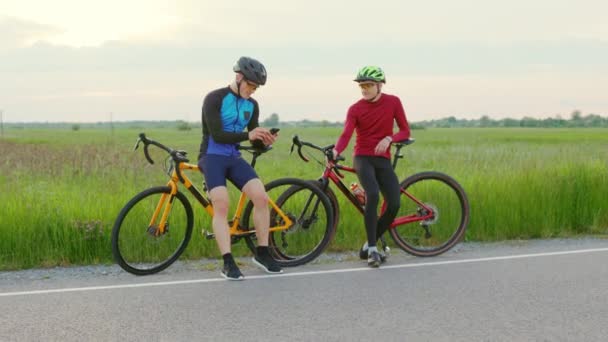 Atletas Masculinos Sentados Bicicletas Descansando Durante Entrenamiento Intensivo Para Competición — Vídeos de Stock