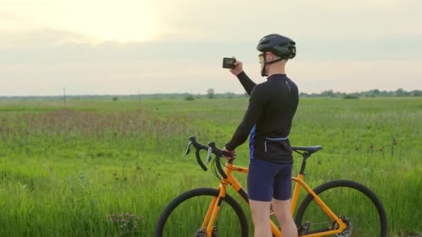 Wisatawan Bersepeda Berseragam Olahraga Mengambil Gambar Matahari Terbit Yang Indah — Stok Video