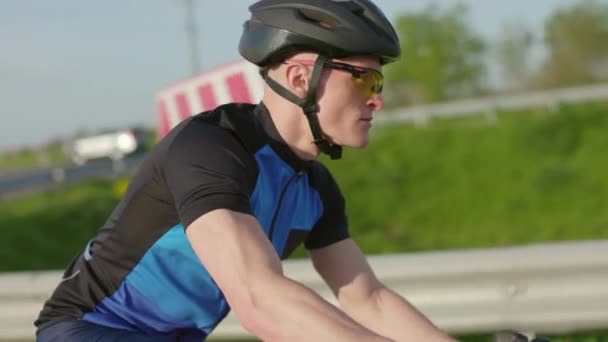 Homem Confiante Concentrado Roupas Esportivas Pretas Capacete Andando Bicicleta Carbono — Vídeo de Stock