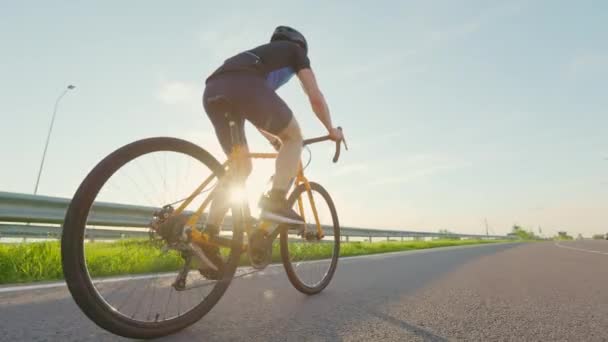 Professionele Racefietser Sportkleding Helm Zonnebril Rijden Langs Asfaltweg Midden Van — Stockvideo