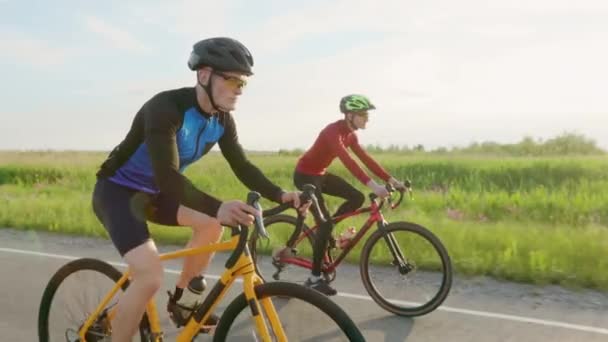Група Велосипедистів Шоломі Їздять Спортивних Велосипедах Під Час Заходу Сонця — стокове відео