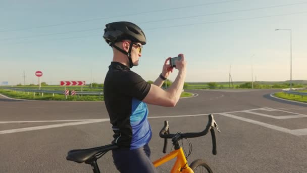 Aktif Giyimli Genç Beyaz Bisikletçi Inanılmaz Güzel Gün Batımının Fotoğrafını — Stok video