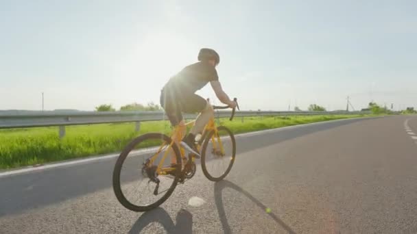 专业的自行车运动员在令人惊奇的自然景观中骑自行车 穿着运动服和头盔的年轻人喜欢骑自行车外出旅行的背景色 — 图库视频影像