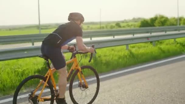 Treinamento Ciclista Masculino Profissional Bicicleta Estrada Durante Belo Pôr Sol — Vídeo de Stock