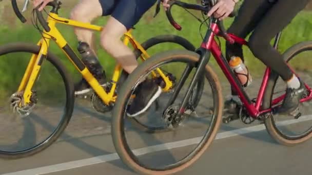 Close Dois Ciclistas Sexo Masculino Roupas Esportivas Andar Bicicleta Juntos — Vídeo de Stock