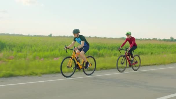 Starka Manliga Vänner Säkerhetshjälmar Rider Färgade Cyklar Tillsammans Utomhus Kaukasiska — Stockvideo