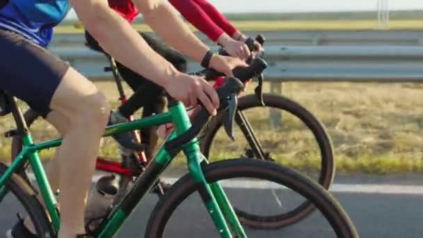 赤と緑の自転車に乗って屋外で積極的に2人の白人サイクリストの閉鎖 新鮮な空気でスポーツ活動 レースのコンセプト — ストック動画
