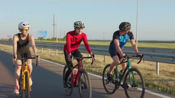 Feliz Caucasiano Amigos Masculinos Femininos Roupas Esportivas Capacetes Segurança Andando — Vídeo de Stock