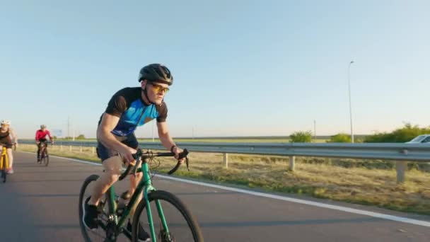 Sportsman Med Kollegor Skyddshjälm Och Glasögon Ridning Cyklar Hög Hastighet — Stockvideo