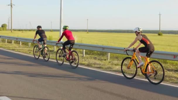 Dois Homens Caucasianos Uma Mulher Activewear Capacetes Desfrutando Ciclismo Matinal — Vídeo de Stock