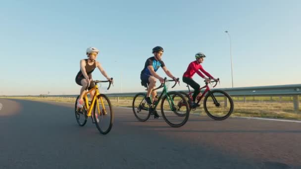 アクティブウェアやヘルメットのスポーツの人々は 新鮮な空気でサイクリングのためのプロの自転車を使用しています 白人男性と女性屋外で過ごす積極的な時間を楽しんで — ストック動画