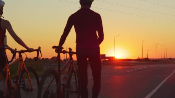 Vue Arrière Trois Cyclistes Hommes Femmes Marchant Sur Route Asphaltée — Video