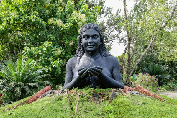 Статуя Земной Матери Парке — стоковое фото