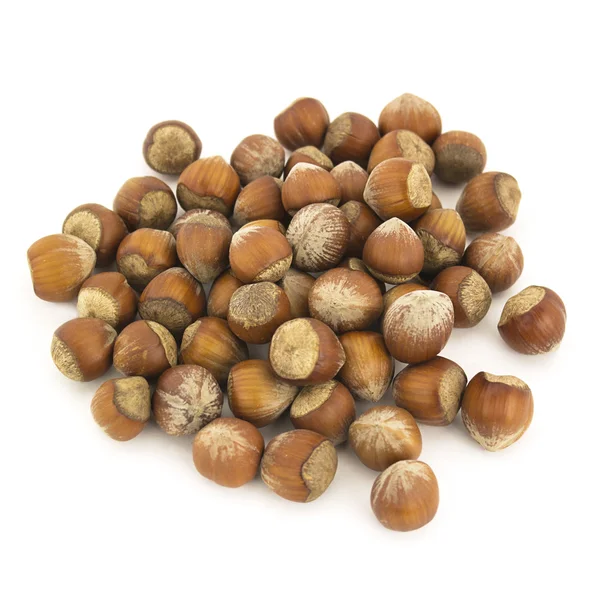 Fındıklar beyaz arkaplanda izole