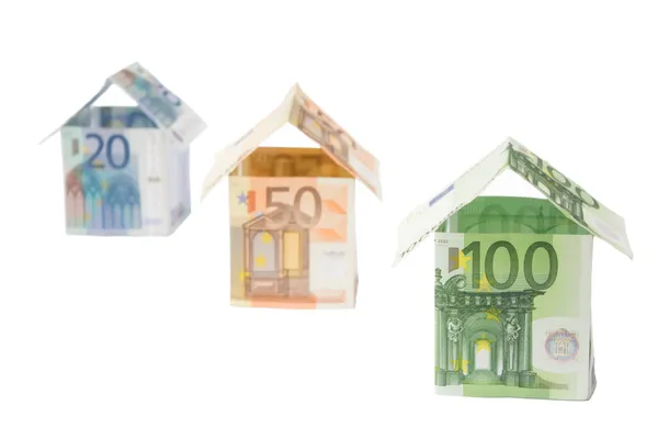 Três casas feitas de papel moeda euro — Fotografia de Stock