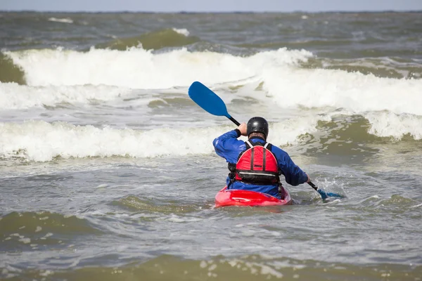 Homme en kayak en mer — Photo