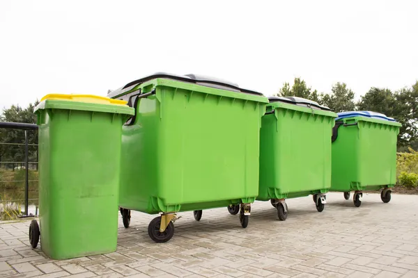 Poubelles vertes dans une rangée — Photo