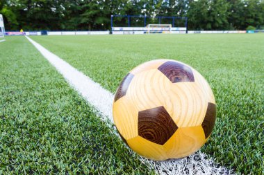 Yan çizgisi üzerinde ahşap futbol