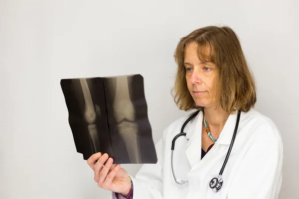 Female doctor looking at x-ray photo — Stock Photo, Image