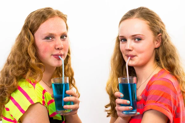 两个少年喝蓝色的苏打饮料 — 图库照片