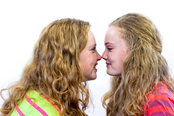 Duas meninas adolescentes narizes fazendo contato — Fotografia de Stock