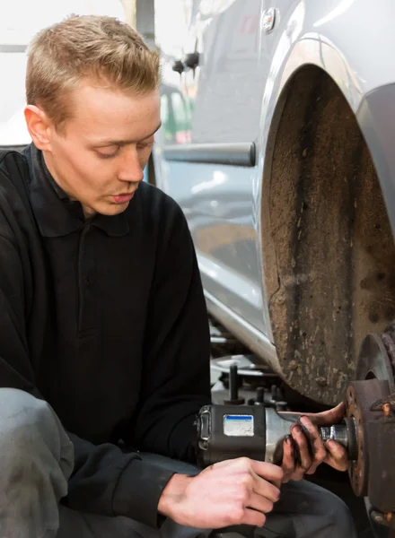 Μηχανικός αρσενικό αυτοκίνητο επισκευή διαλείμματα — Φωτογραφία Αρχείου