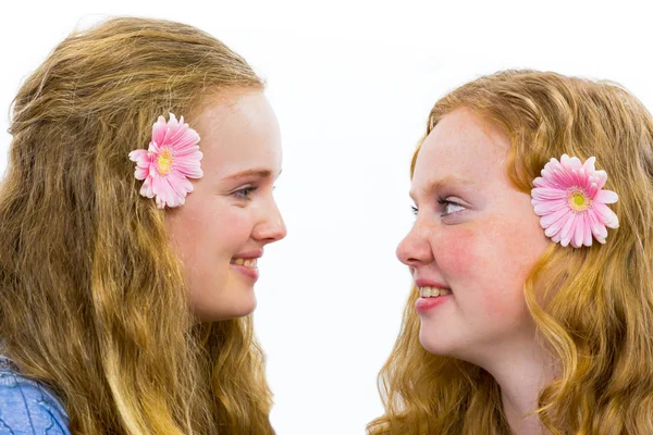 Twee zussen kijken naar elkaar — Stockfoto