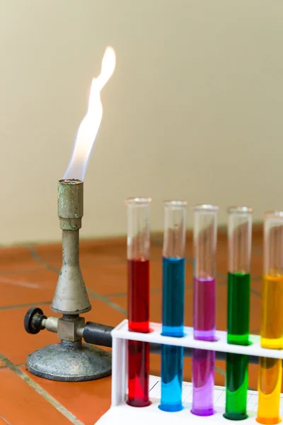 Renkli test tüpleri ile Gaz brülörlü — Stok fotoğraf