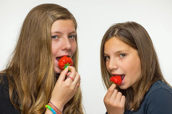 Zwei Teenager-Mädchen essen Erdbeeren — Stockfoto