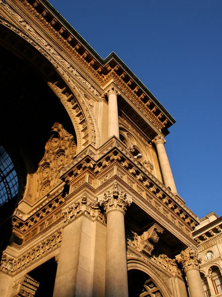 Galleria vittorio emanuele II'nin içinde milan, piazza del duomo adlı. dünyanın en eski alışveriş merkezi. cam arcade muhteşem kubbe ile tonozlu.