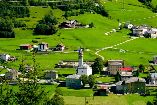 Bernina express, Alp köy orta yeşil otlar çayırlar tarafından çevrili bir kilise ile görüntüleme. — Stok fotoğraf