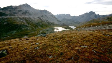 İsviçre Alpleri çayırda alp göller tarafından Bivouac ve bir dinlenme yeri
