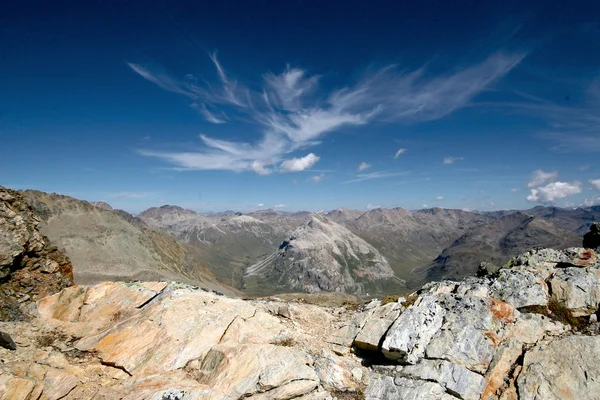 Alpine valley seen from a rocky ridge. Hiking in Swiss Alps. Switzerland. — Stock Photo, Image