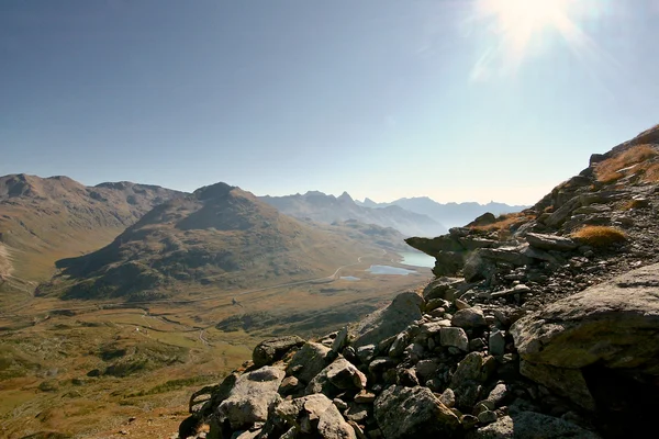 Alpine valley gezien vanaf een rotsachtige bergkam. wandelen in de Zwitserse Alpen. Zwitserland. — Stockfoto