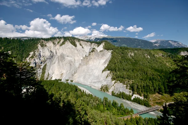 Gorge du Rhin dans les Alpes suisses, Suisse. Enroulement de la rivière sous de hautes falaises . — Photo