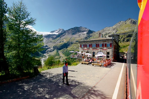 Bernina express, swiss red tren İsviçre Alpleri'nde yüksek bir buzul tarafından bir istasyonunda durdu. Avrupa'nın en yüksek demiryolu Bernina çizgidir — Stok fotoğraf