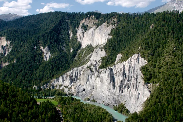 Ren Nehri gorge İsviçre Alpleri'nde, İsviçre. nehir altında yüksek kayalıklarla sarma.