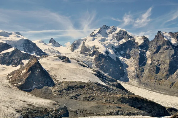 Piz Bernina et les glaciers de la vallée vus de Diavolezza et Munt Pars. Alpes en Suisse . — Photo