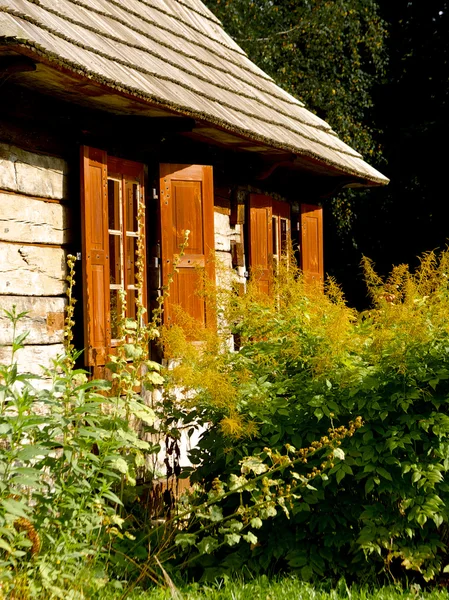 pencere ve Panjur ile yazlık duvar