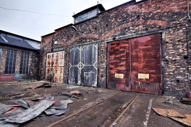 pas ve patina kaplı endüstriyel binalar